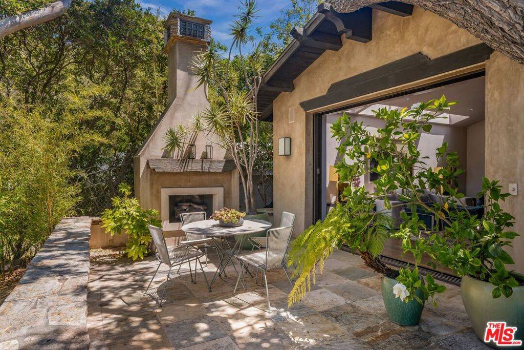 Los Angeles, CA 90069,1424 Oriole DR