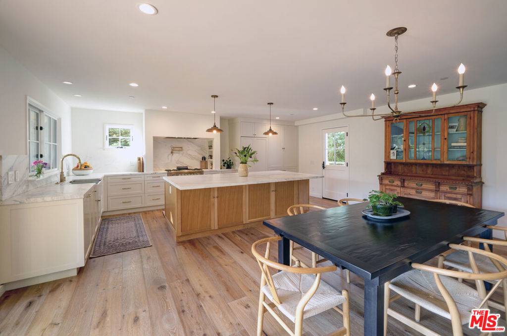 Agoura Hills, CA 91301,2310 Laguna Circle DR