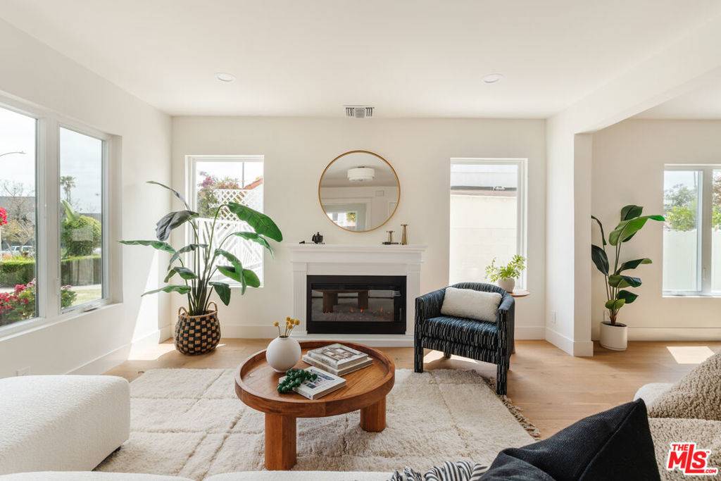 Los Angeles, CA 90016,2221 Virginia RD