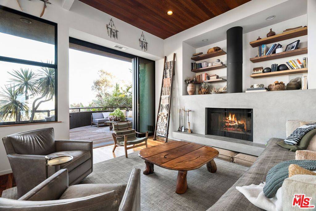 Los Angeles, CA 90049,1026 N Tigertail RD