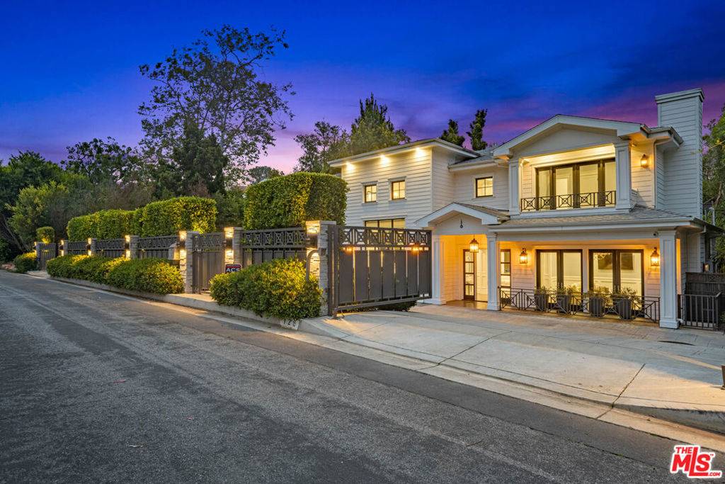 Los Angeles, CA 90049,126 N Canyon View DR