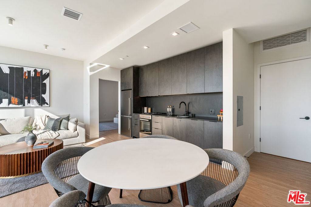 Los Angeles, CA 90034,3688 Overland AVE #604