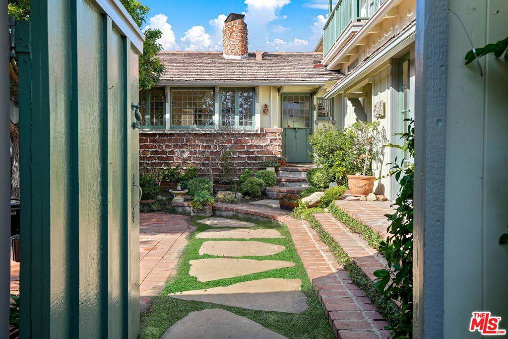 Los Angeles, CA 90049,449 N Bonhill RD