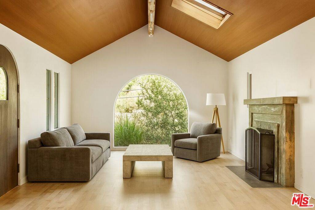 407 W Rustic RD, Santa Monica, CA 90402