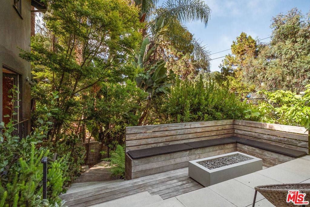 Santa Monica, CA 90402,407 W Rustic RD