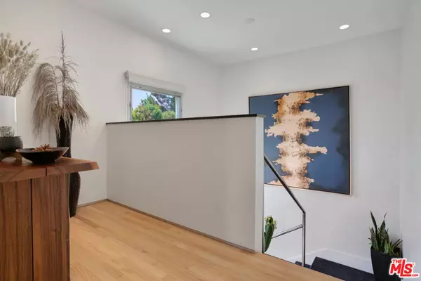 Los Angeles, CA 90068,2742 Creston DR