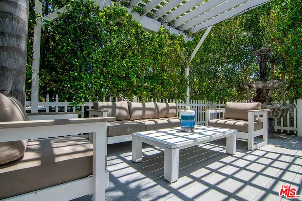 Los Angeles, CA 90035,1067 Hi Point ST