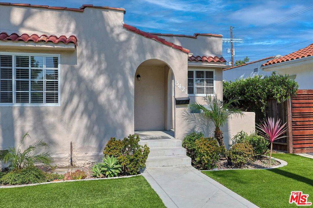 Los Angeles, CA 90016,3421 Hillcrest DR