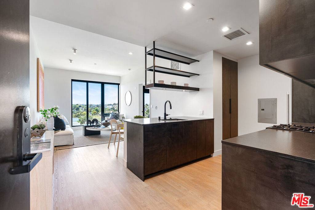 10700 Tabor ST #PH10, Los Angeles, CA 90034