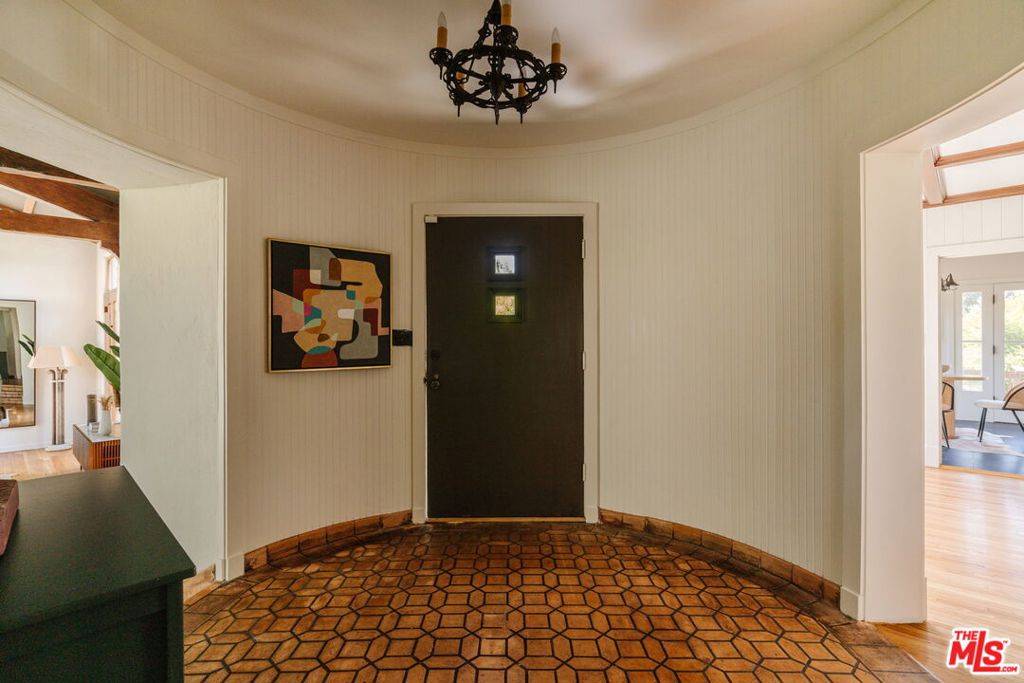 Los Angeles, CA 90049,463 N Greencraig RD