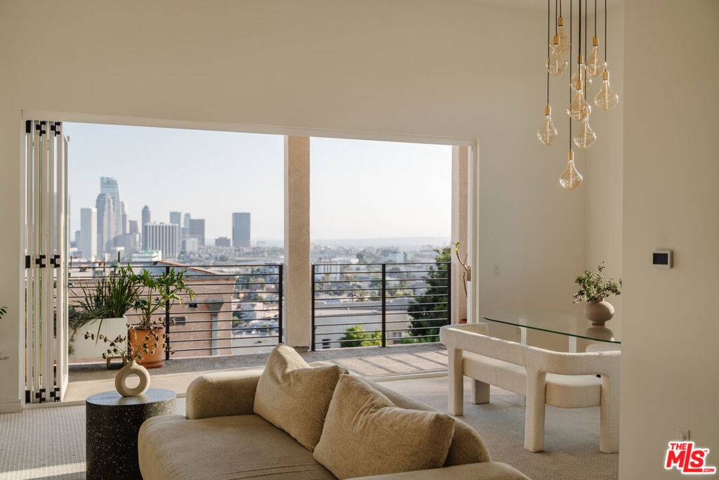 Los Angeles, CA 90012,1124 W Panorama WAY