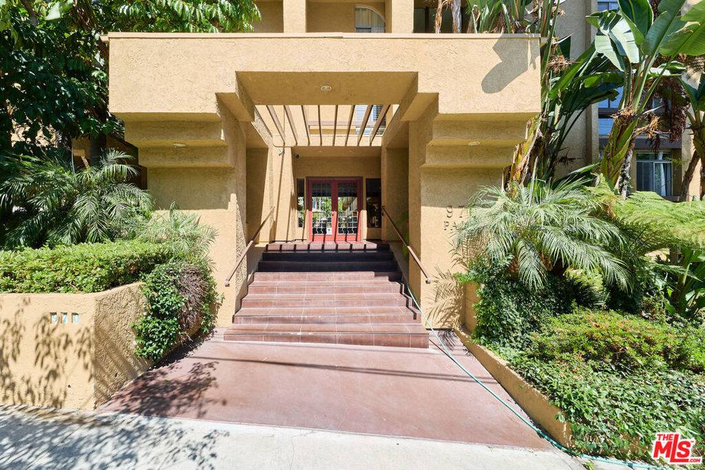 970 Palm AVE #221, West Hollywood, CA 90069