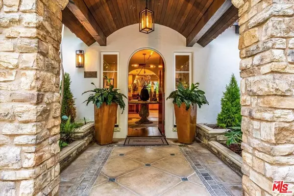 Los Angeles, CA 90068,2276 La Granada DR