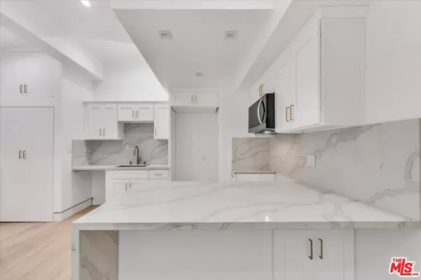 Woodland Hills, CA 91367,5561 1/2 El Canon AVE