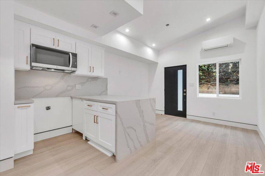 Woodland Hills, CA 91367,5561 1/2 El Canon AVE