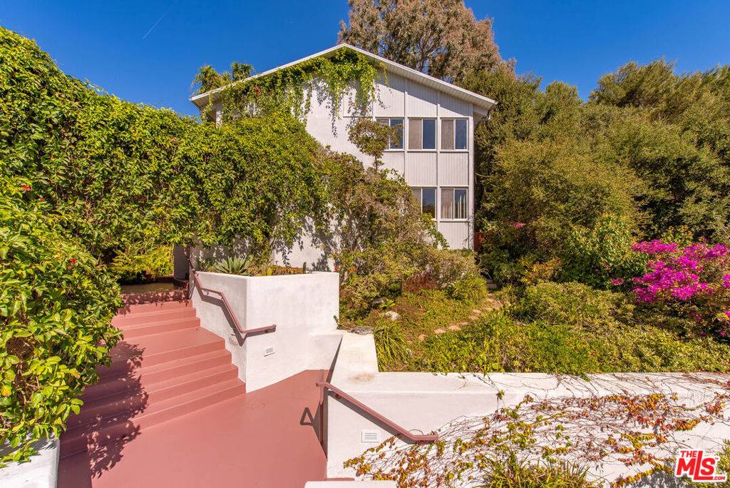 Pacific Palisades, CA 90272,16449 Akron ST