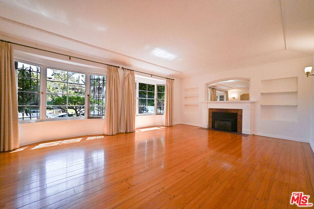 Los Angeles, CA 90036,361 N Mansfield AVE