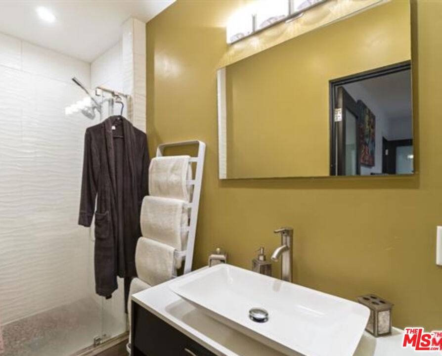 Los Angeles, CA 90064,10915 Ayres AVE