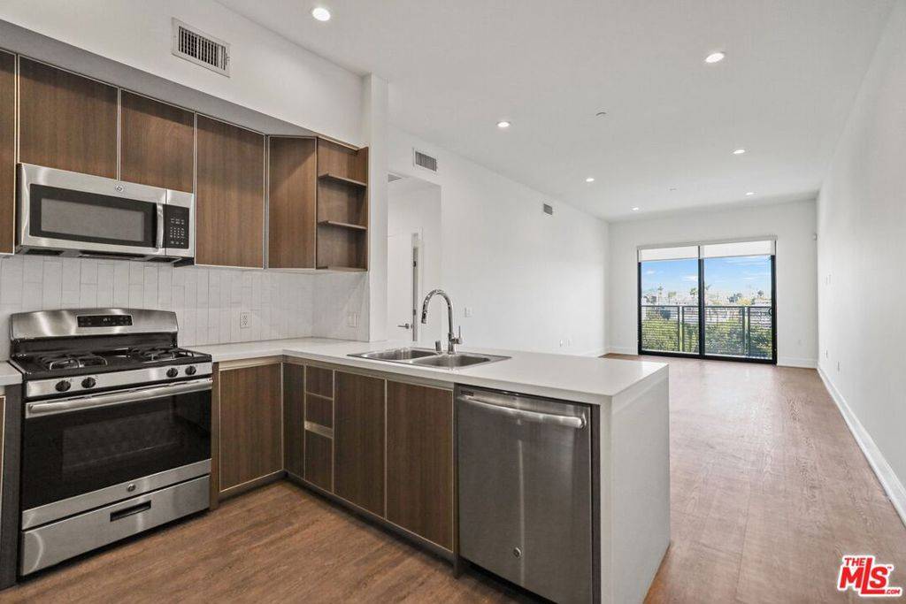 Los Angeles, CA 90038,711 Cole AVE #122