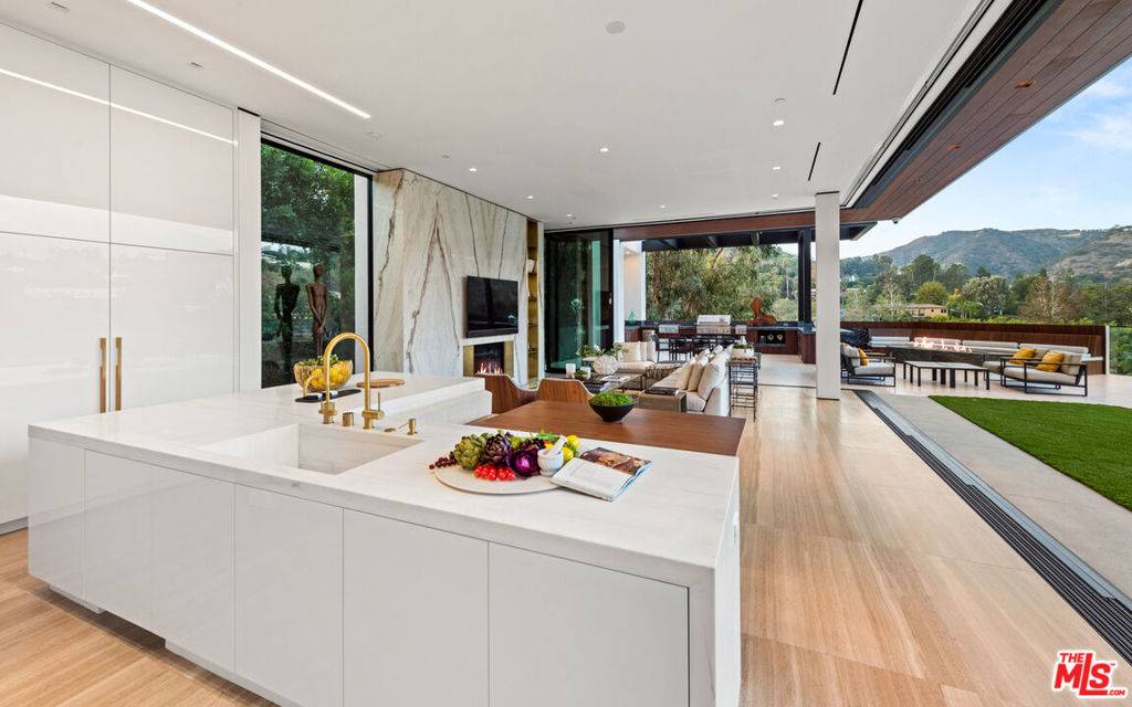Beverly Hills, CA 90210,1130 Angelo DR
