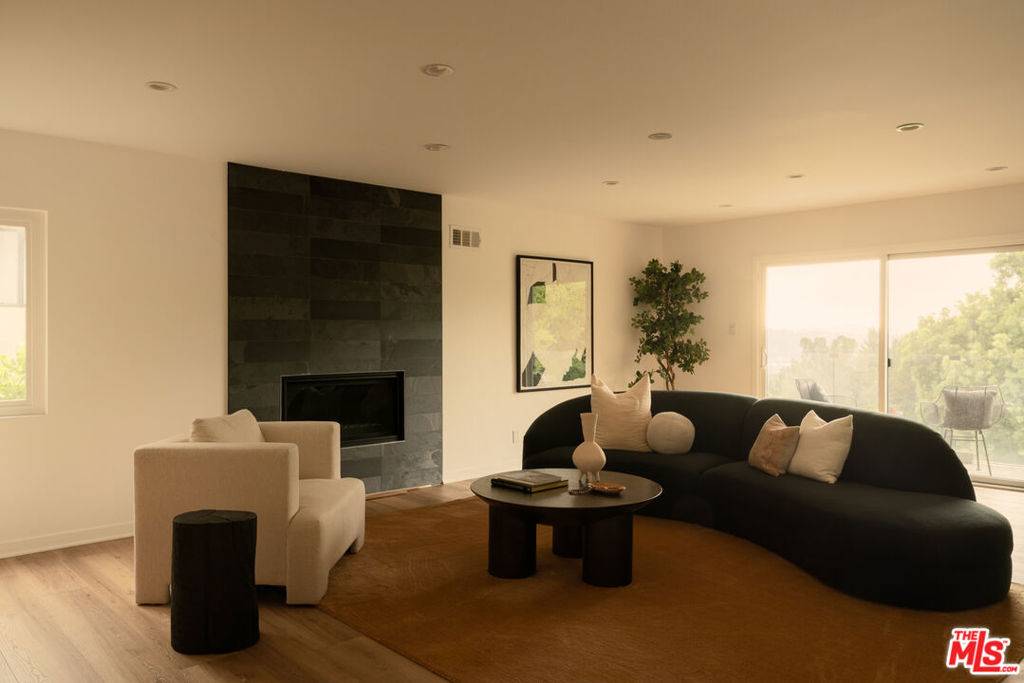 Los Angeles, CA 90027,3763 Prestwick DR