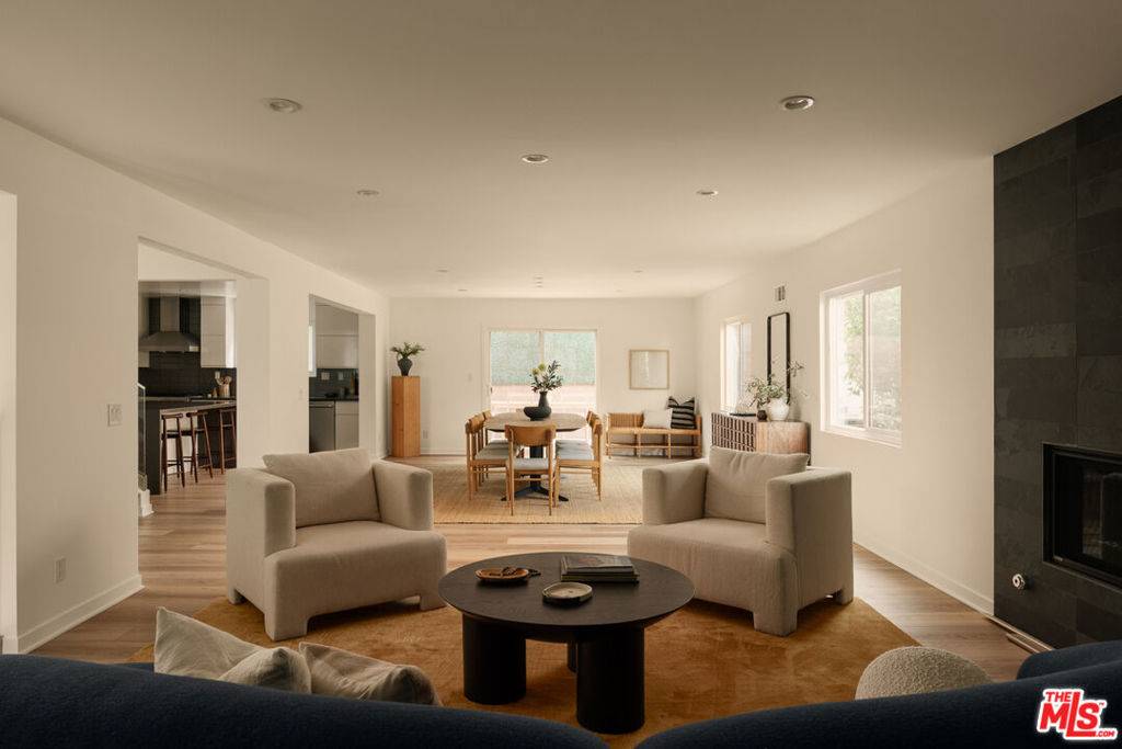 Los Angeles, CA 90027,3763 Prestwick DR
