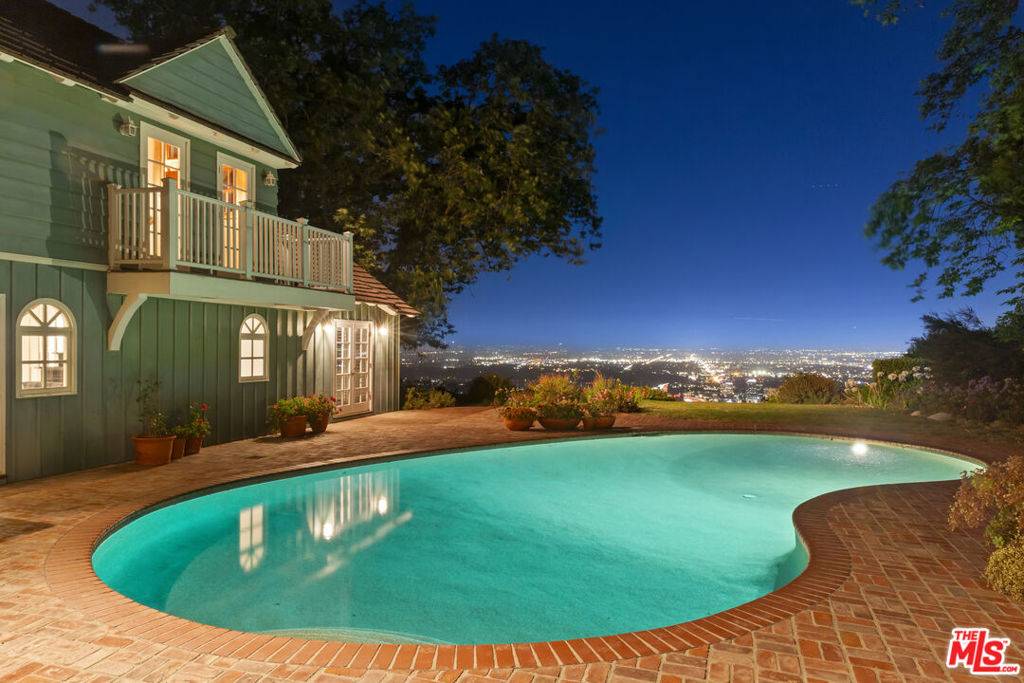 Los Angeles, CA 90077,15401 Mulholland DR