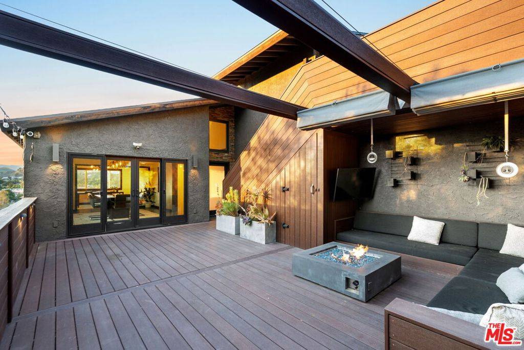Agoura Hills, CA 91301,28207 Laura La Plante DR