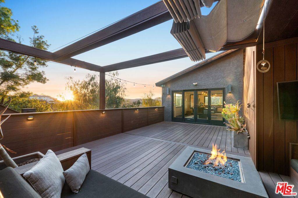 Agoura Hills, CA 91301,28207 Laura La Plante DR
