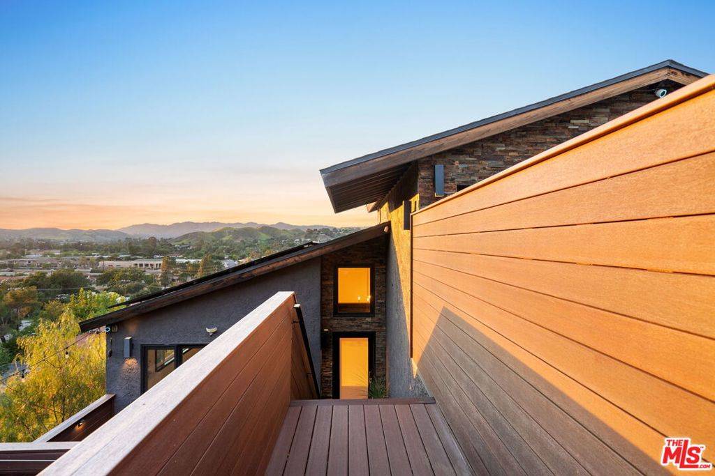 Agoura Hills, CA 91301,28207 Laura La Plante DR