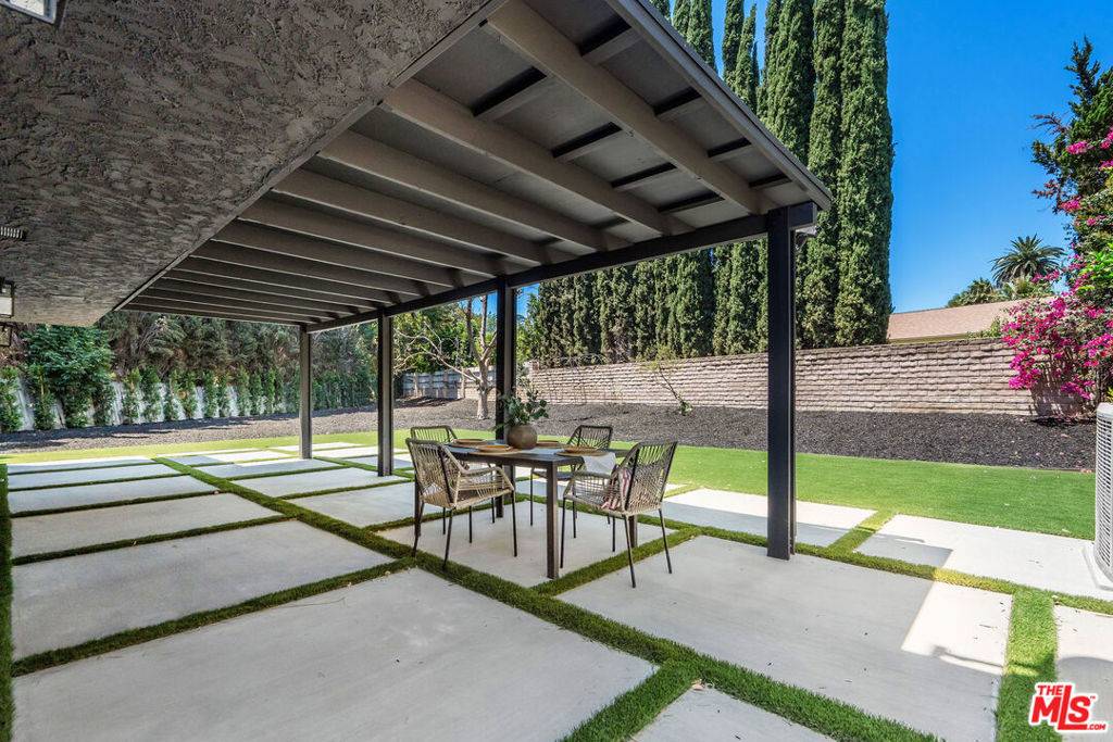 Woodland Hills, CA 91303,22357 Welby WAY