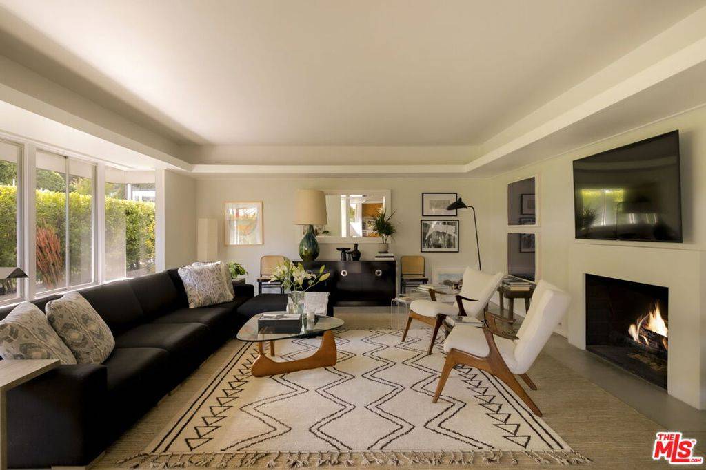 Los Angeles, CA 90068,2246 Chelan PL