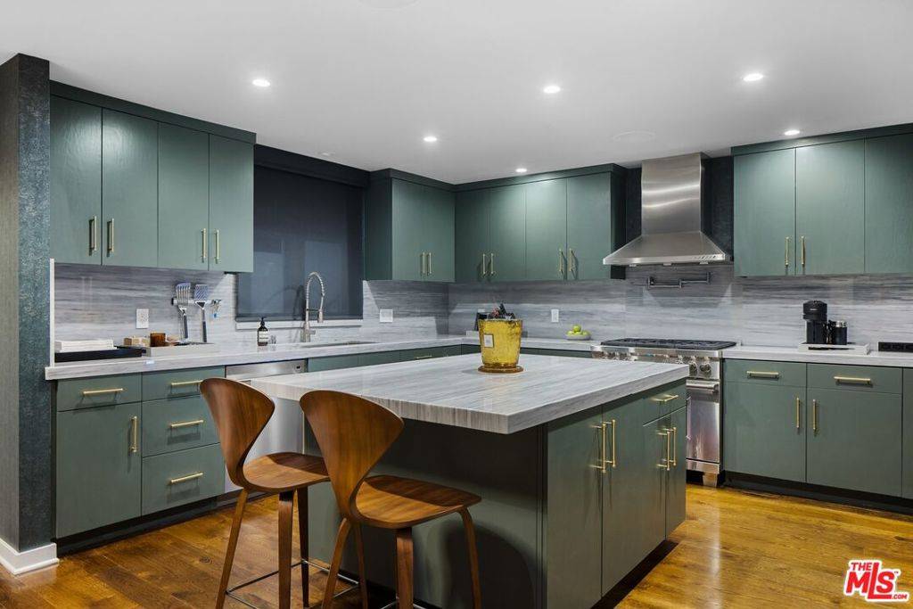 Los Angeles, CA 90069,9318 Warbler WAY