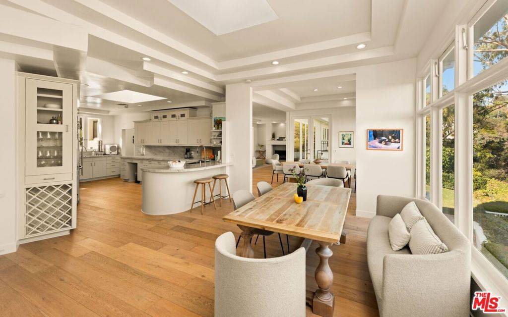 Los Angeles, CA 90049,282 Bentley CIR