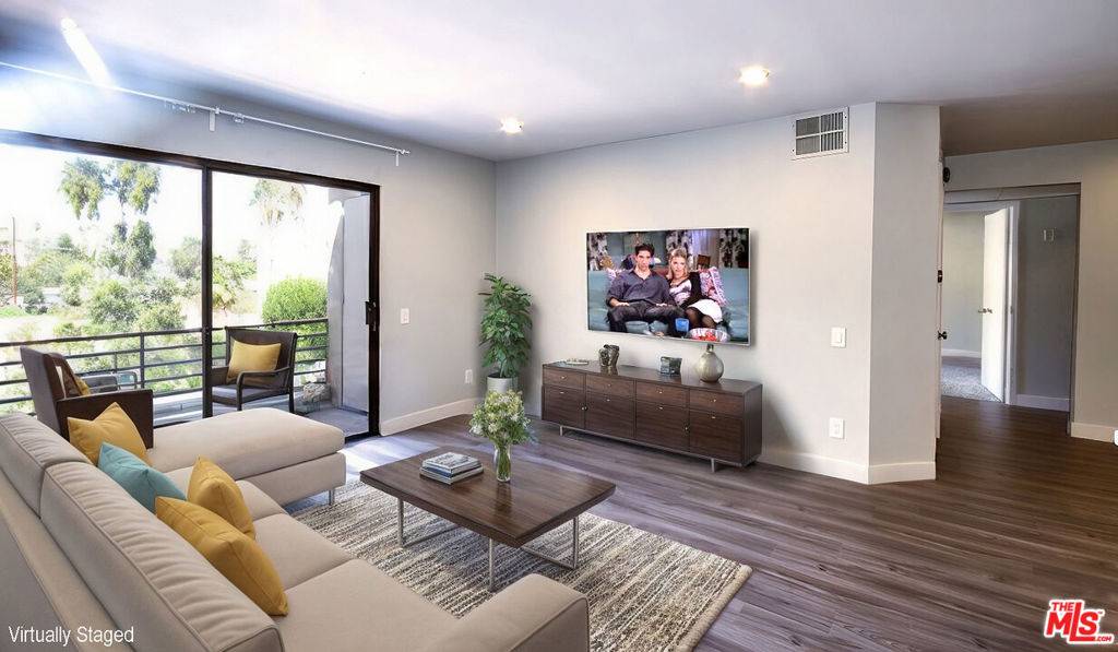 6820 Remmet AVE #303, Canoga Park, CA 91303