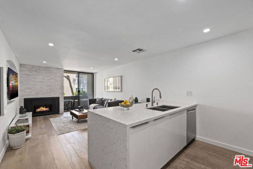 West Hollywood, CA 90069,750 N Kings RD #201