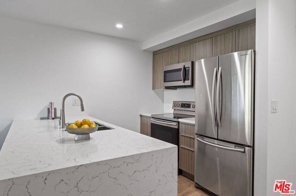 West Hollywood, CA 90069,750 N Kings RD #201