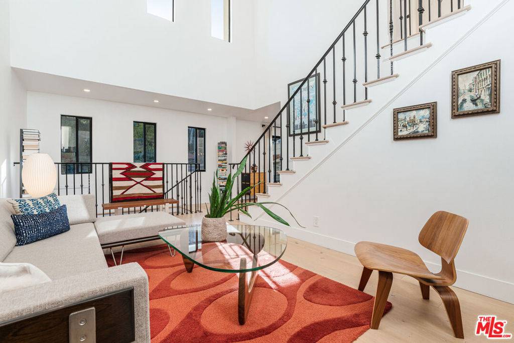 Los Angeles, CA 90027,3850 Udell CT