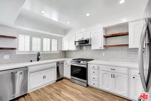 Sherman Oaks, CA 91403,4415 Saugus AVE #209