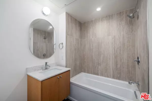 Los Angeles, CA 90025,1822 Overland AVE #302