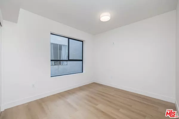 Los Angeles, CA 90025,1822 Overland AVE #102