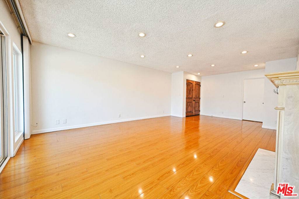 Marina Del Rey, CA 90292,4200 Via Dolce #127