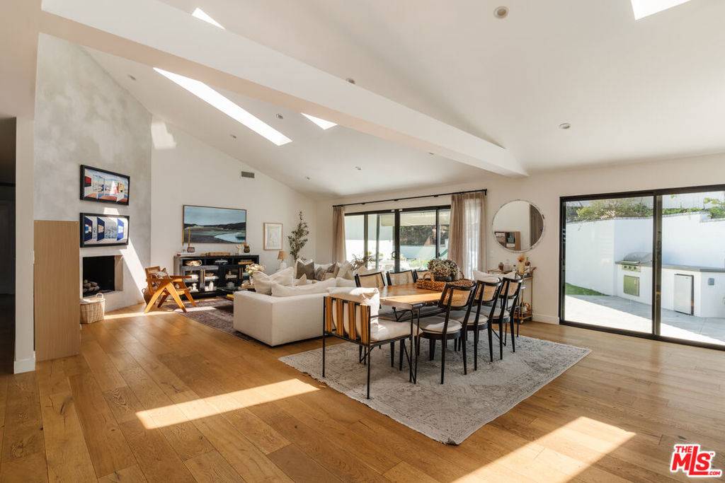 Encino, CA 91436,3554 Alginet DR