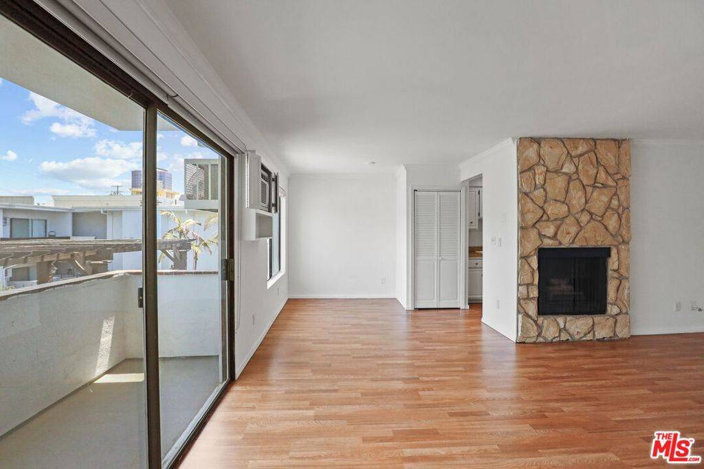Los Angeles, CA 90049,11908 Dorothy ST #102
