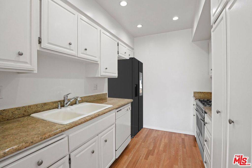 Los Angeles, CA 90049,11908 Dorothy ST #102