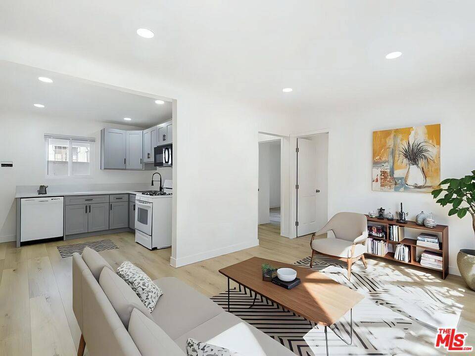11812 S Main ST, Los Angeles, CA 90061