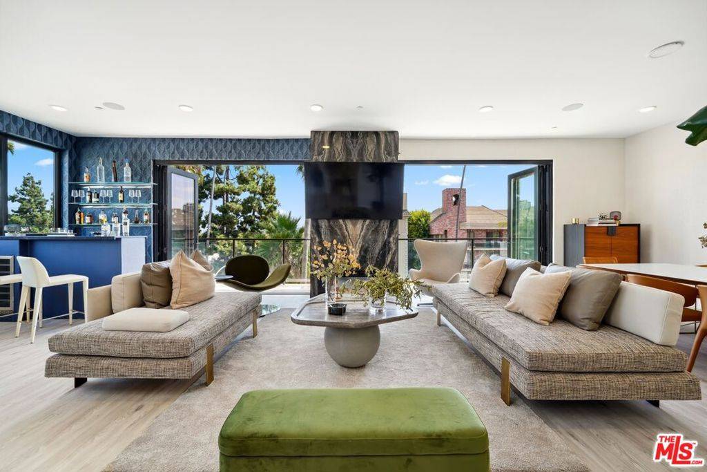 137 N Doheny DR #3, West Hollywood, CA 90048