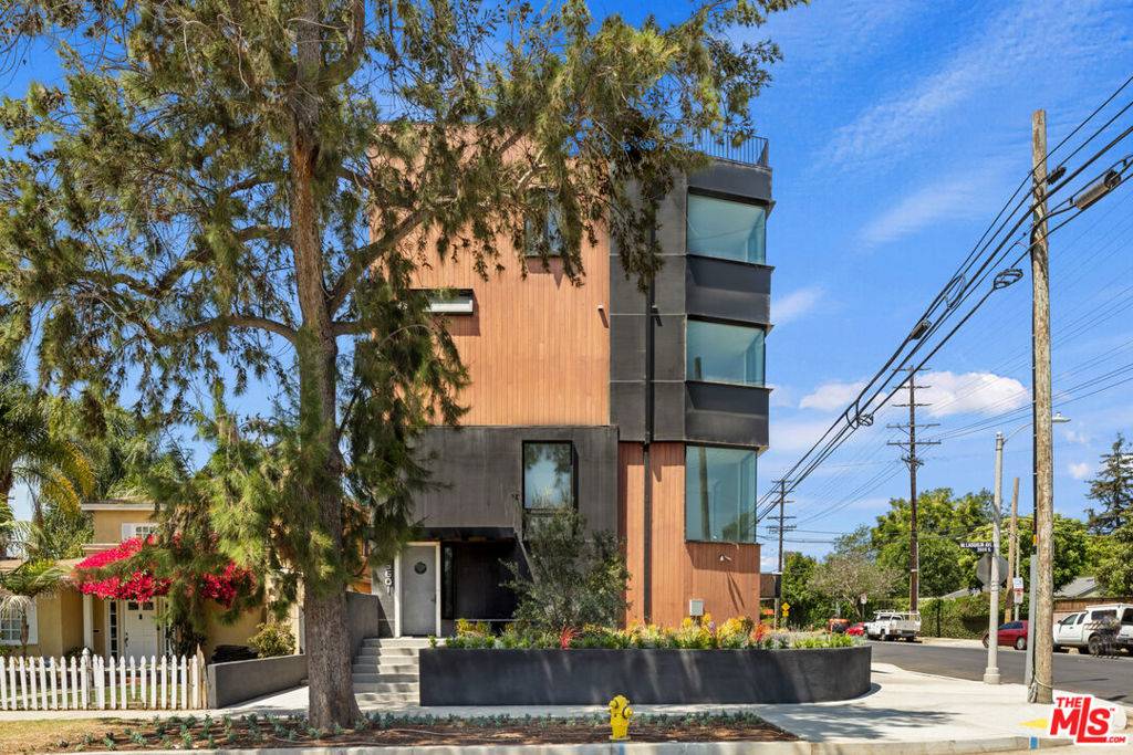 Los Angeles, CA 90066,11702 Charnock Road