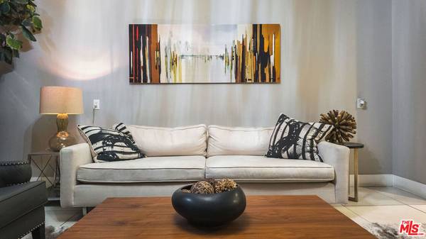 West Hollywood, CA 90069,8755 Shoreham DR #402