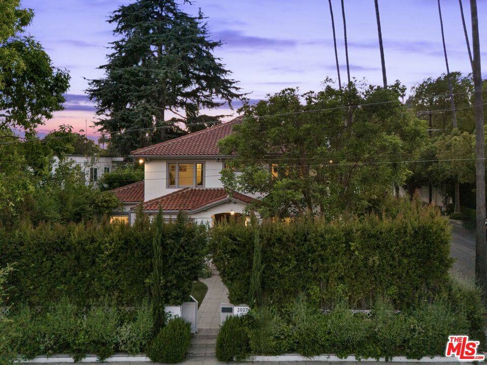 Los Angeles, CA 90068,2027 N Canyon DR